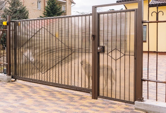 Купить ворота из профлиста с элементами ковки, с металлическими столбами в рамке или под дерево в Похвистнево от 152805 руб